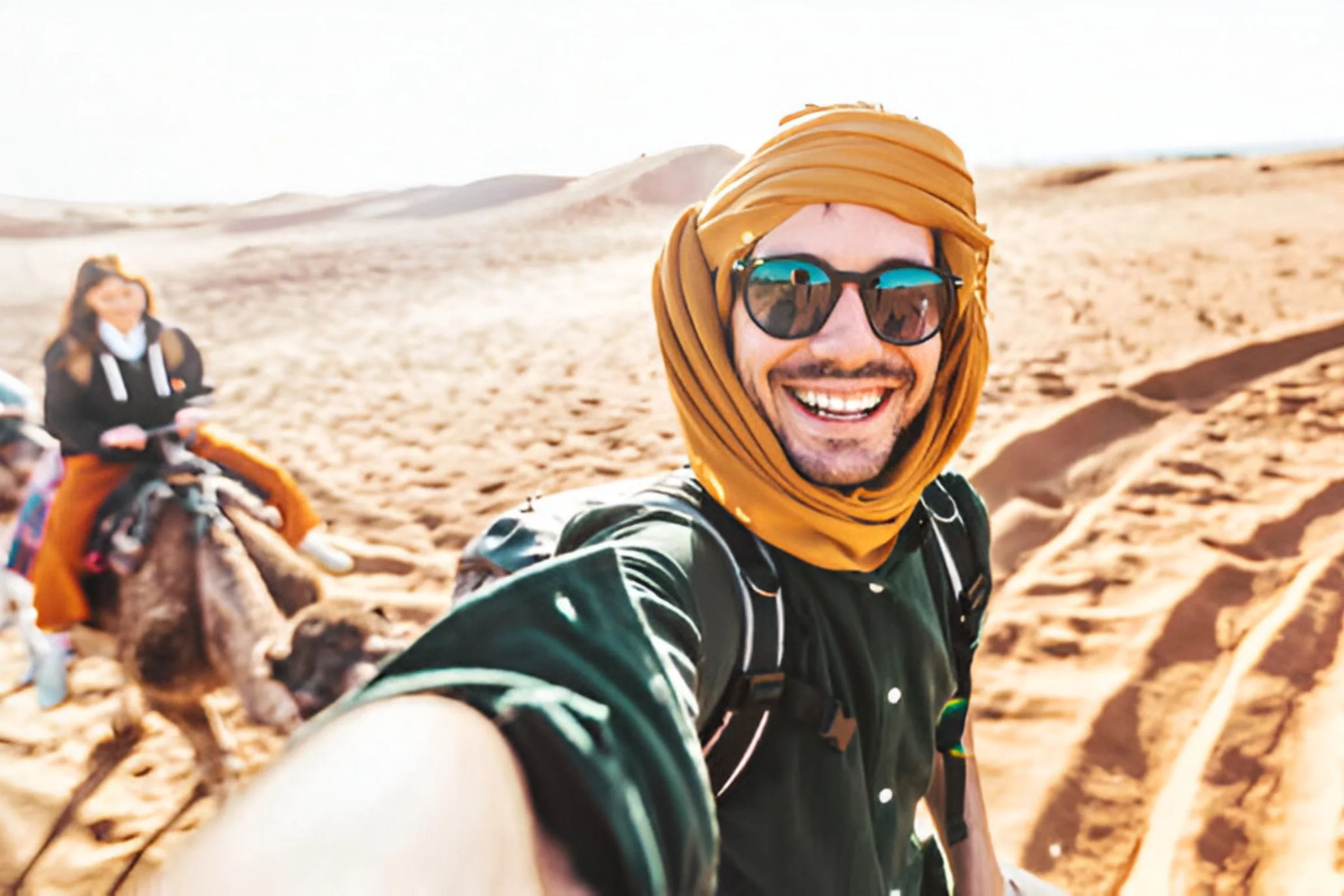Personne pratiquant le bain de sable dans les dunes de Merzouga